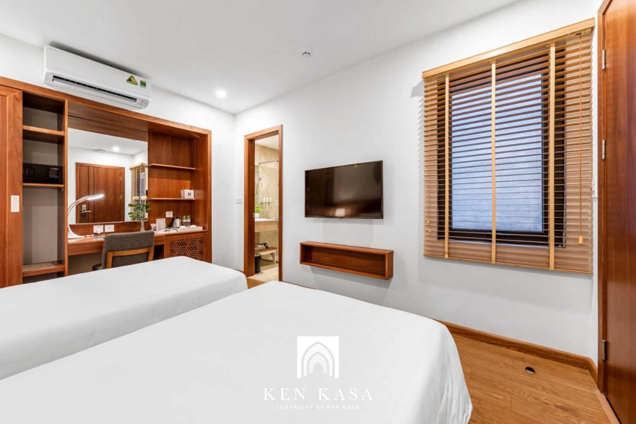 Thiết kế hiện đại tại phòng deluxe hai giường đơn của khách sạn 
